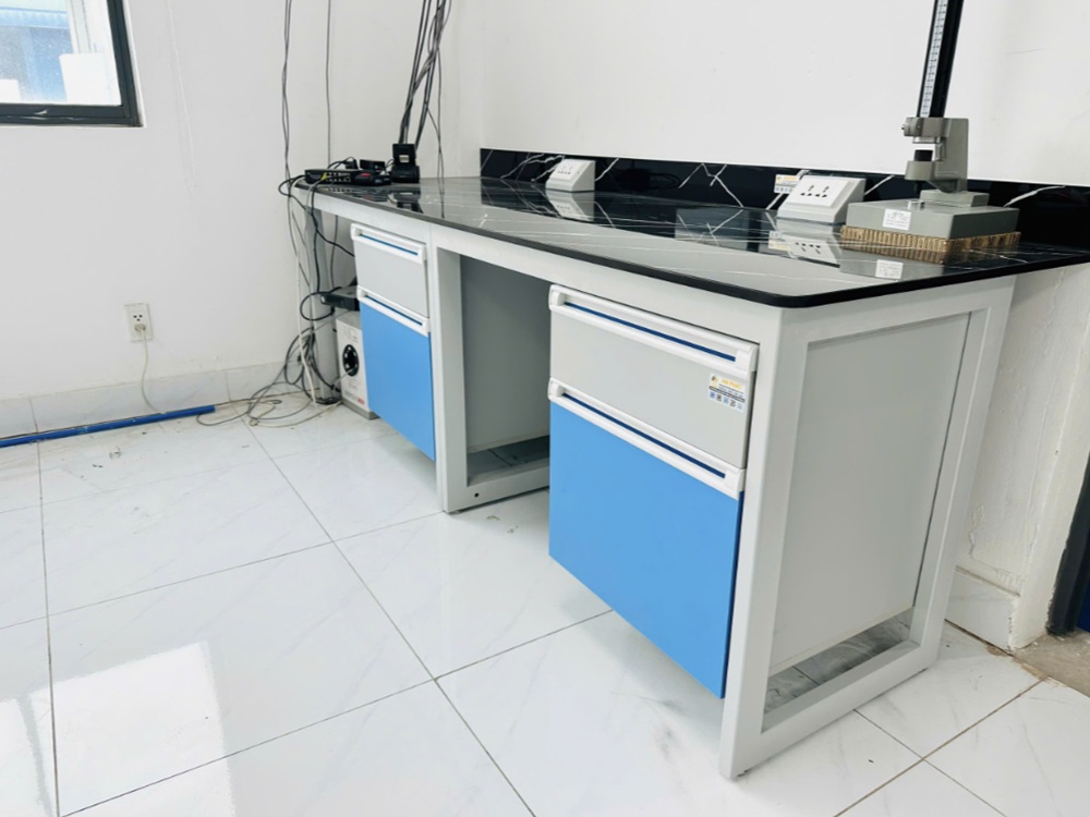 Đang thi công và chưa làm sạch bàn thí nghiệm áp tường Đang thi công và chưa làm sạch bàn thí nghiệm áp tường
